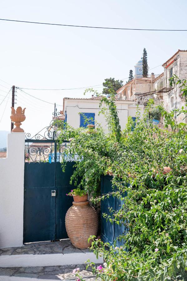 Traditional House Under The Clock Tower With Sweet View Poros Town Exterior foto